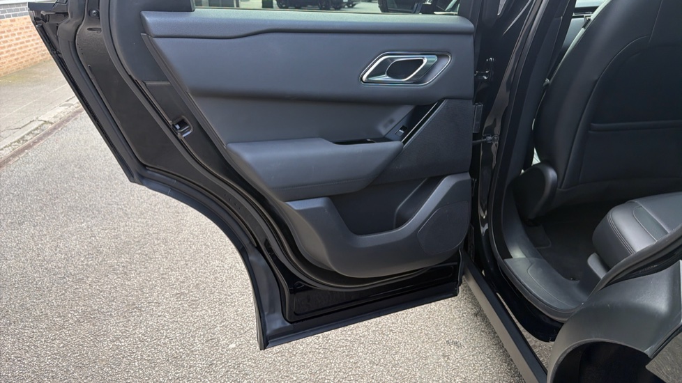 Land Rover Range Rover Velar 2.0 D200 MHEV Dynamic SE 5dr Auto Diesel Estate - Image 28