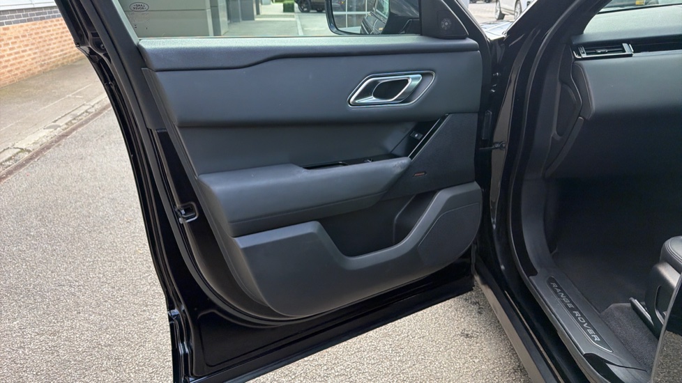 Land Rover Range Rover Velar 2.0 D200 MHEV Dynamic SE 5dr Auto Diesel Estate - Image 29