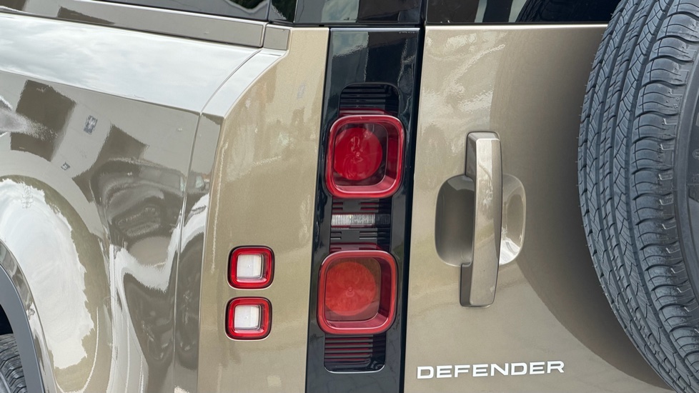 Land Rover Defender 3.0 D250 HSE 90 3dr Auto Diesel Estate - Image 19