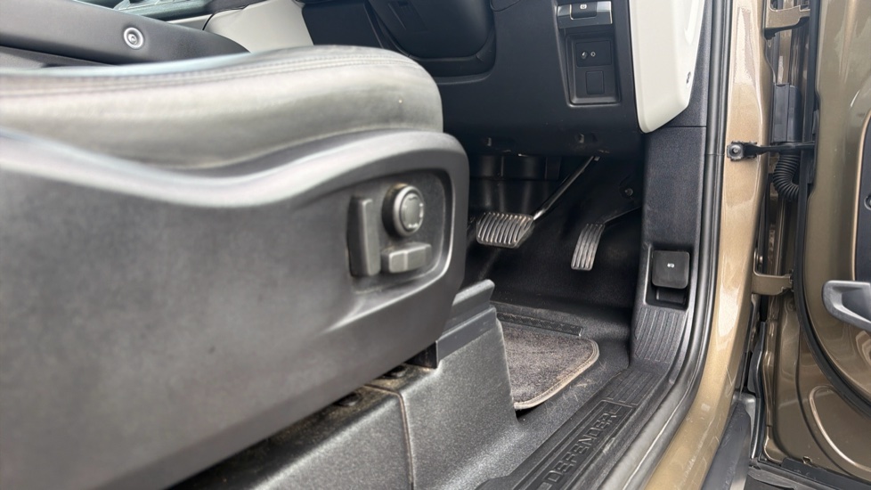 Land Rover Defender 3.0 D250 HSE 90 3dr Auto Diesel Estate - Image 27