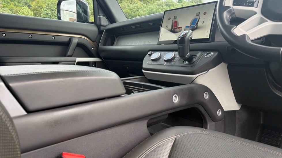 Land Rover Defender 3.0 D250 HSE 90 3dr Auto Diesel Estate - Image 39