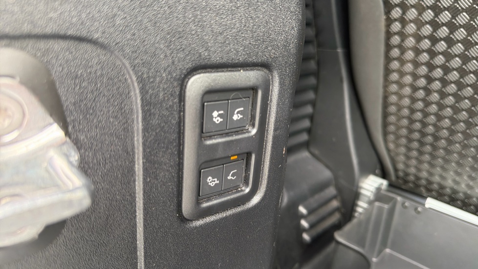 Land Rover Defender 3.0 D250 HSE 90 3dr Auto Diesel Estate - Image 44