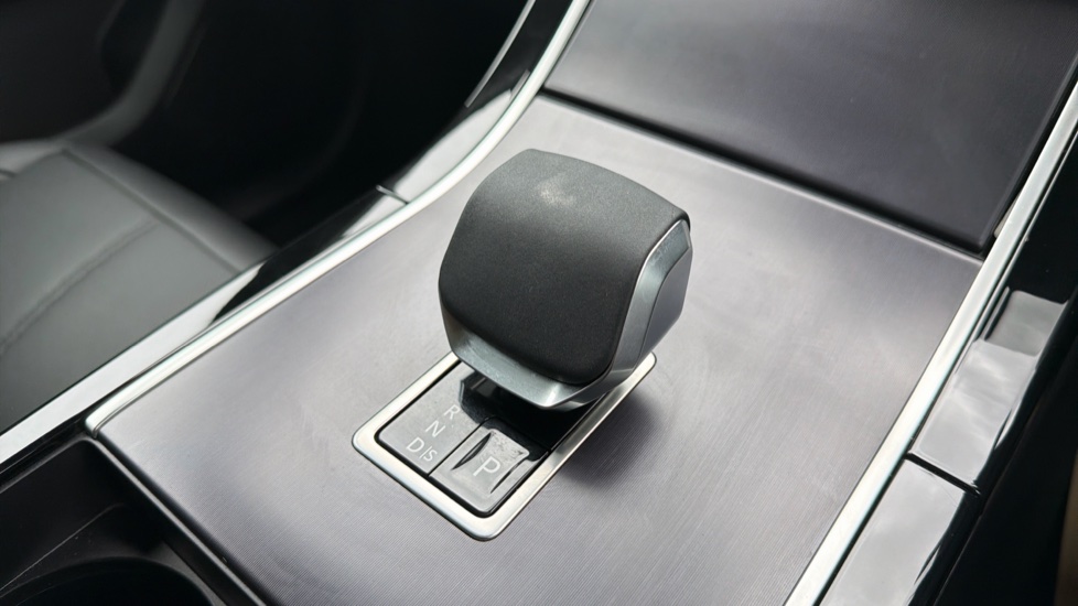 Land Rover Range Rover Velar 2.0 D200 MHEV Dynamic SE 5dr Auto Diesel Estate - Image 13