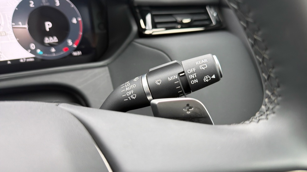 Land Rover Range Rover Velar 2.0 D200 MHEV Dynamic SE 5dr Auto Diesel Estate - Image 22