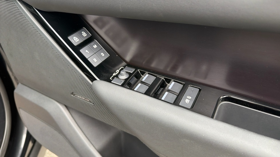 Land Rover Range Rover Velar 2.0 D200 MHEV Dynamic SE 5dr Auto Diesel Estate - Image 30