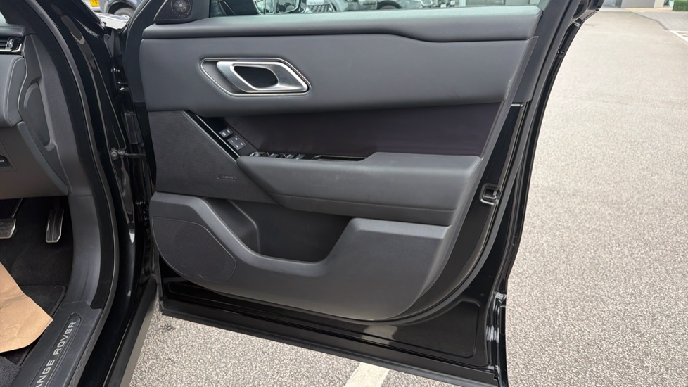 Land Rover Range Rover Velar 2.0 D200 MHEV Dynamic SE 5dr Auto Diesel Estate - Image 31