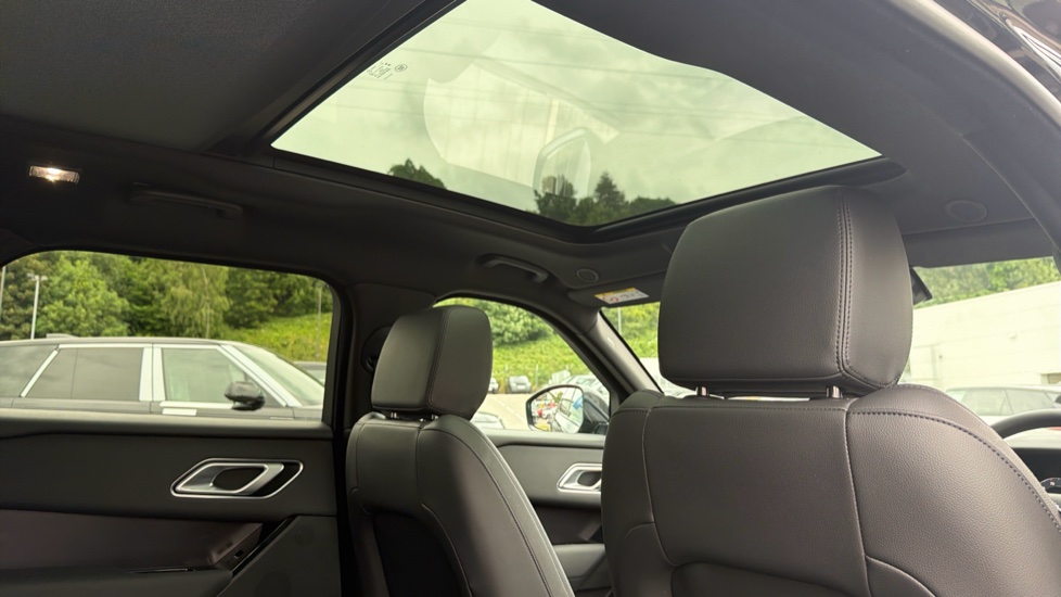 Land Rover Range Rover Velar 2.0 D200 MHEV Dynamic SE 5dr Auto Diesel Estate - Image 33