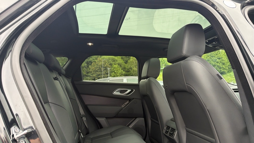Land Rover Range Rover Velar 2.0 D200 MHEV Dynamic SE 5dr Auto Diesel Estate - Image 34