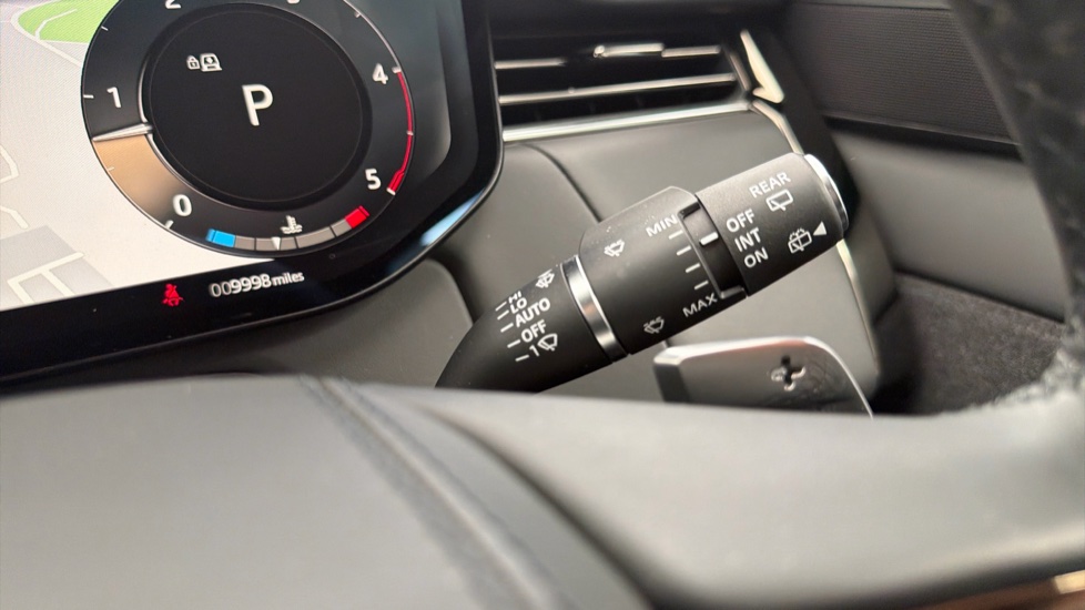 Land Rover Range Rover Sport 3.0 D300 Dynamic SE 5dr Auto Diesel Estate - Image 32