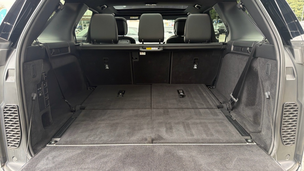 Land Rover Discovery 3.0 D350 Dynamic HSE 5dr Auto Diesel Station Wagon - Image 10