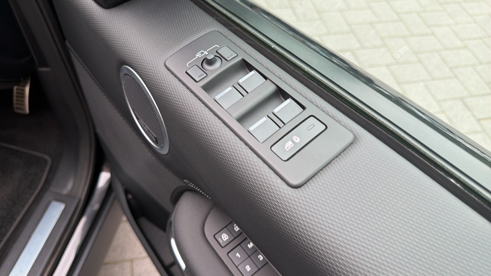 Land Rover Discovery 3.0 D350 Dynamic HSE 5dr Auto Diesel Station Wagon - Image 22