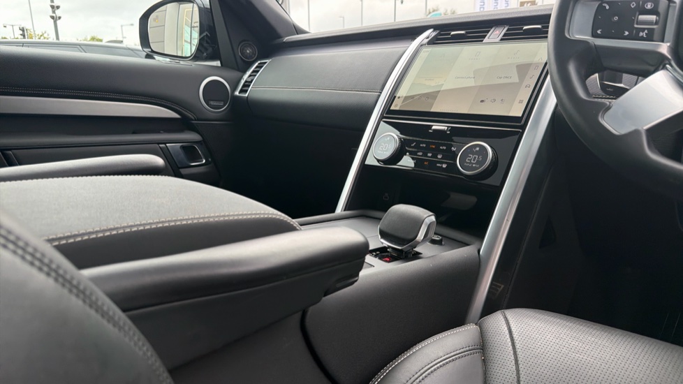 Land Rover Discovery 3.0 D350 Dynamic HSE 5dr Auto Diesel Station Wagon - Image 26