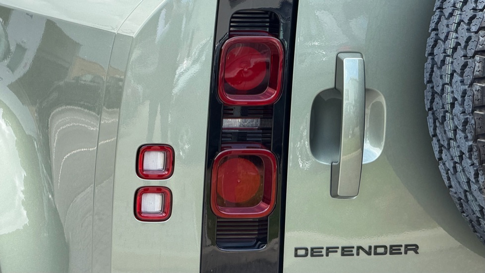 Land Rover Defender 3.0 D250 X-Dynamic SE 90 3dr Auto Diesel Estate - Image 19