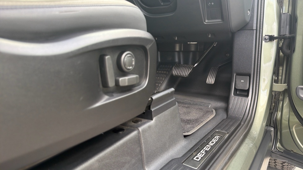 Land Rover Defender 3.0 D250 X-Dynamic SE 90 3dr Auto Diesel Estate - Image 32