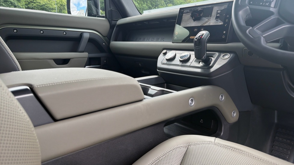 Land Rover Defender 3.0 D250 X-Dynamic SE 90 3dr Auto Diesel Estate - Image 34