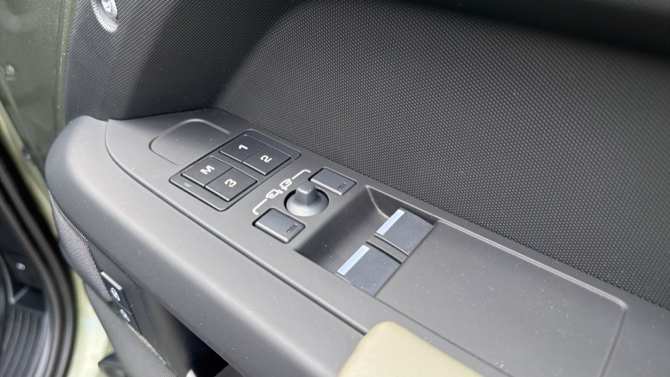 Land Rover Defender 3.0 D250 X-Dynamic SE 90 3dr Auto Diesel Estate - Image 36