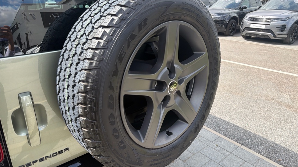 Land Rover Defender 3.0 D250 X-Dynamic SE 90 3dr Auto Diesel Estate - Image 45
