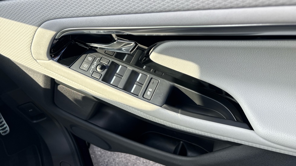 Land Rover Range Rover Evoque 1.5 P300e Evoque Edition 5dr Auto Hatchback - Image 35