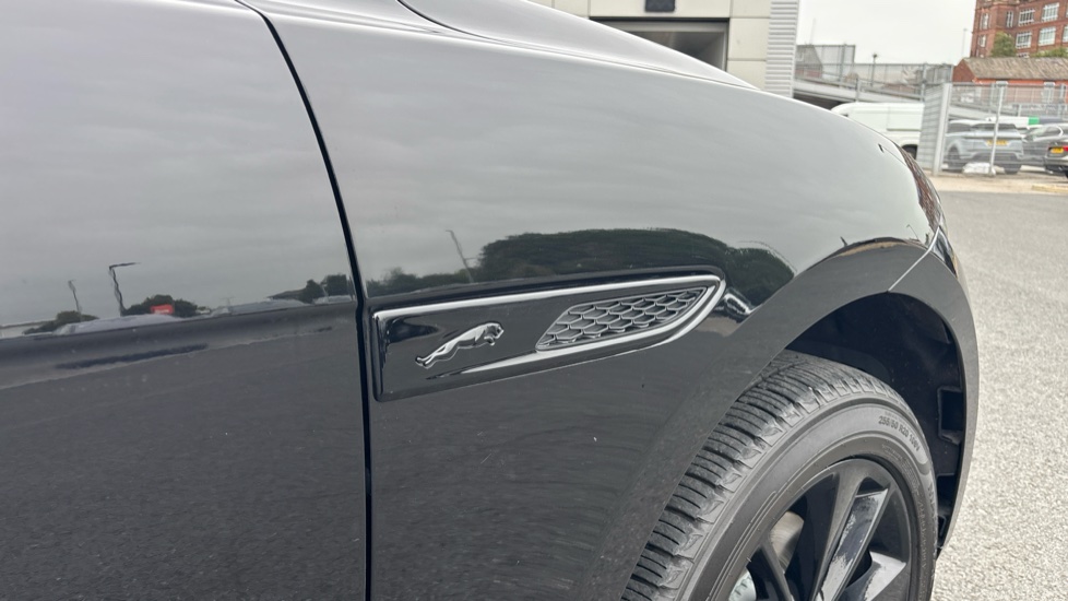 Jaguar F-Pace 2.0 D200 R-Dynamic SE Black 5dr Auto AWD Diesel Estate - Image 22