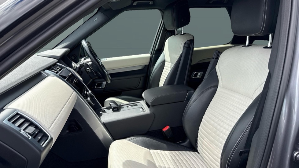 Land Rover Discovery 3.0 D300 R-Dynamic SE 5dr Auto Diesel Station Wagon - Image 3