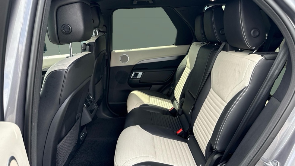 Land Rover Discovery 3.0 D300 R-Dynamic SE 5dr Auto Diesel Station Wagon - Image 4