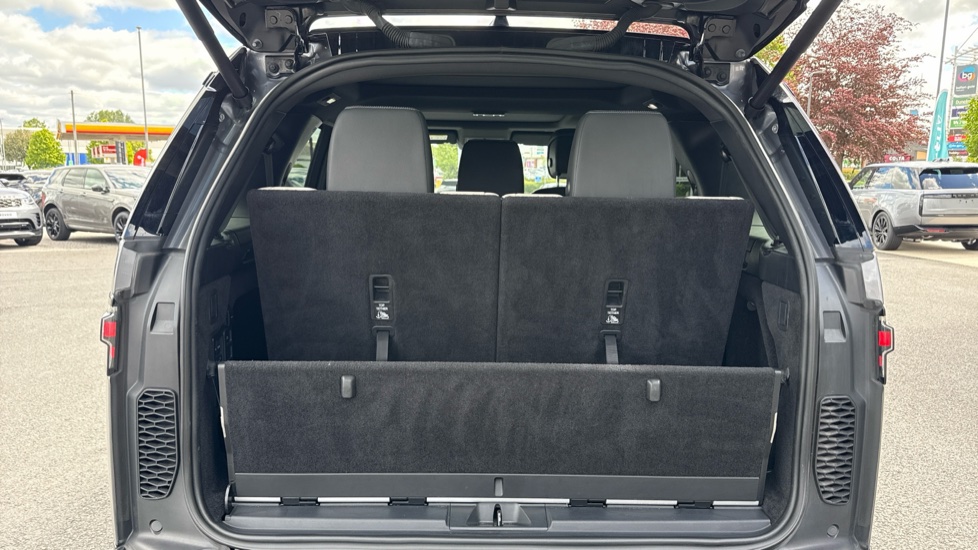 Land Rover Discovery 3.0 D300 R-Dynamic SE 5dr Auto Diesel Station Wagon - Image 10
