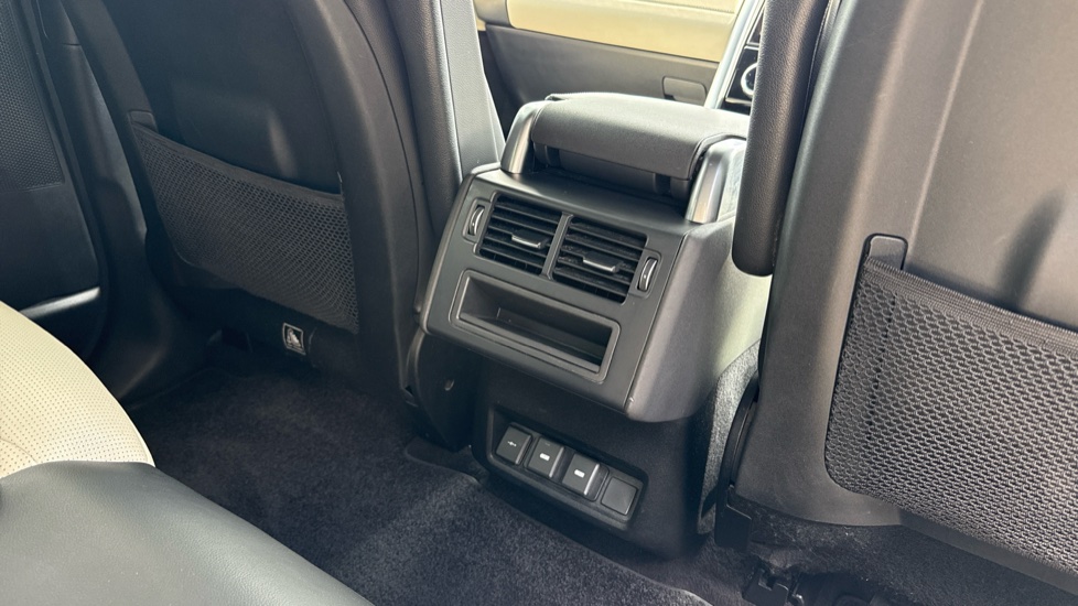 Land Rover Discovery 3.0 D300 R-Dynamic SE 5dr Auto Diesel Station Wagon - Image 18