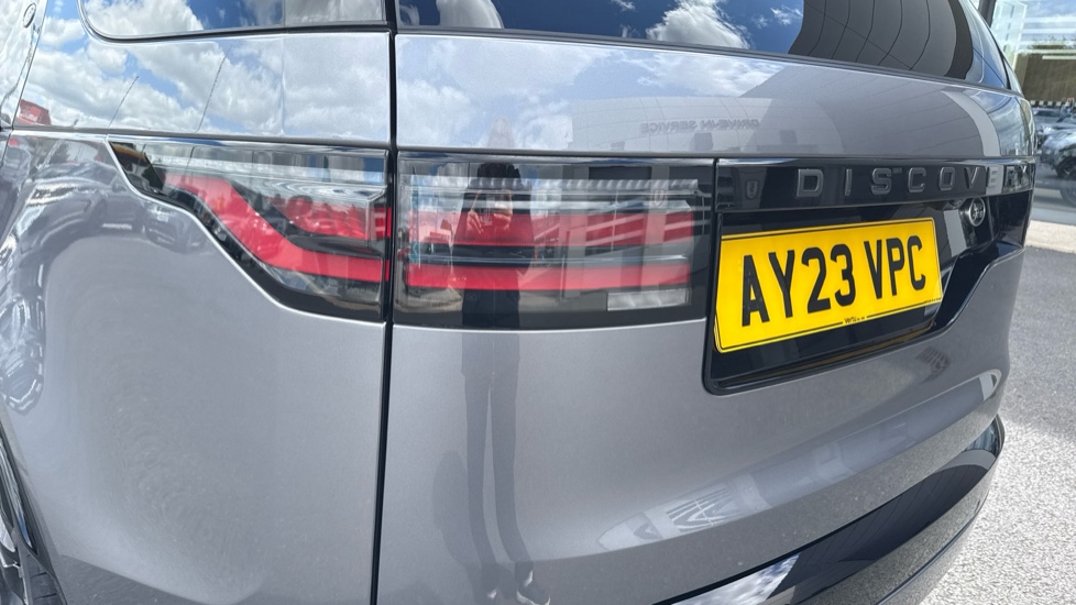 Land Rover Discovery 3.0 D300 R-Dynamic SE 5dr Auto Diesel Station Wagon - Image 19
