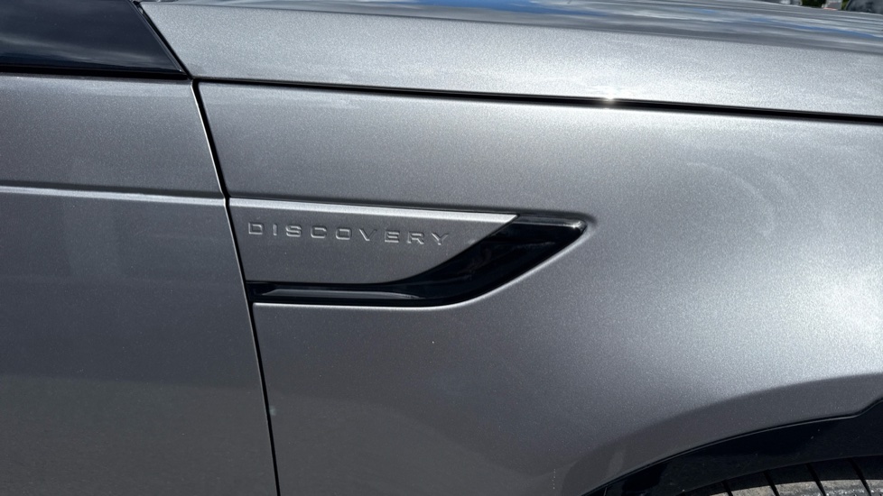 Land Rover Discovery 3.0 D300 R-Dynamic SE 5dr Auto Diesel Station Wagon - Image 21