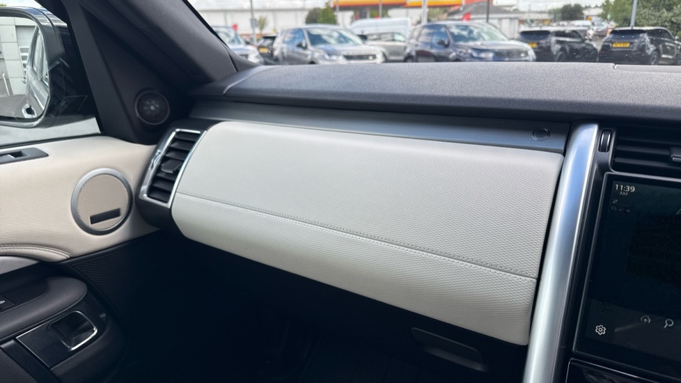 Land Rover Discovery 3.0 D300 R-Dynamic SE 5dr Auto Diesel Station Wagon - Image 22