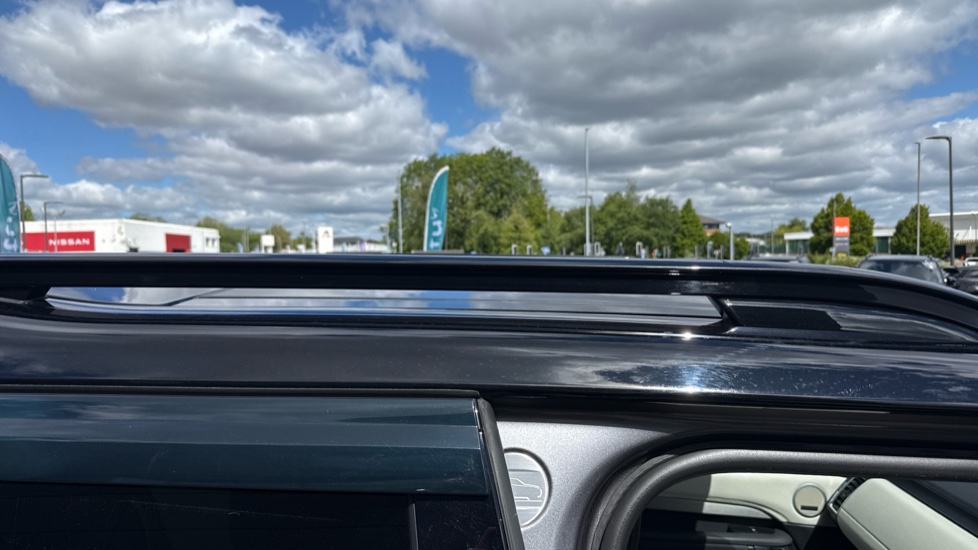 Land Rover Discovery 3.0 D300 R-Dynamic SE 5dr Auto Diesel Station Wagon - Image 24