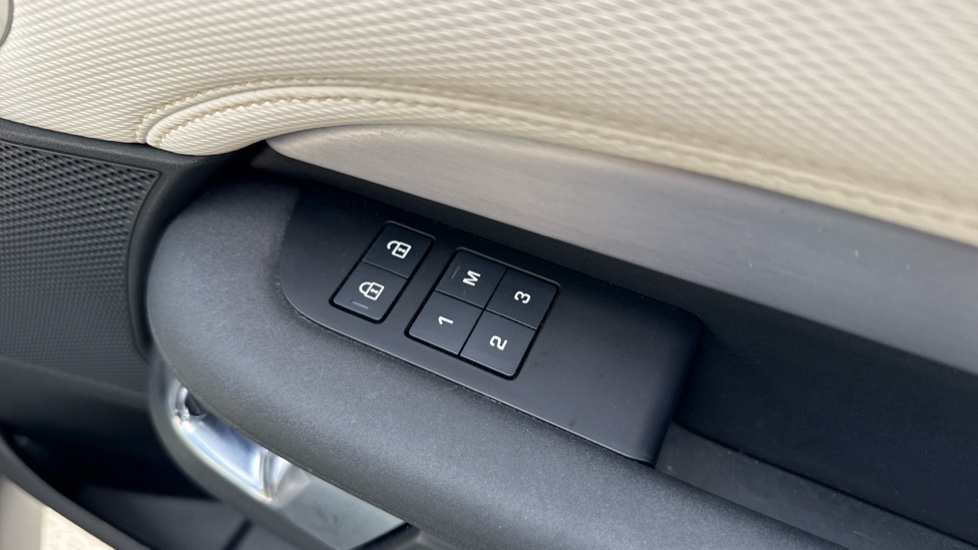 Land Rover Discovery 3.0 D300 R-Dynamic SE 5dr Auto Diesel Station Wagon - Image 27