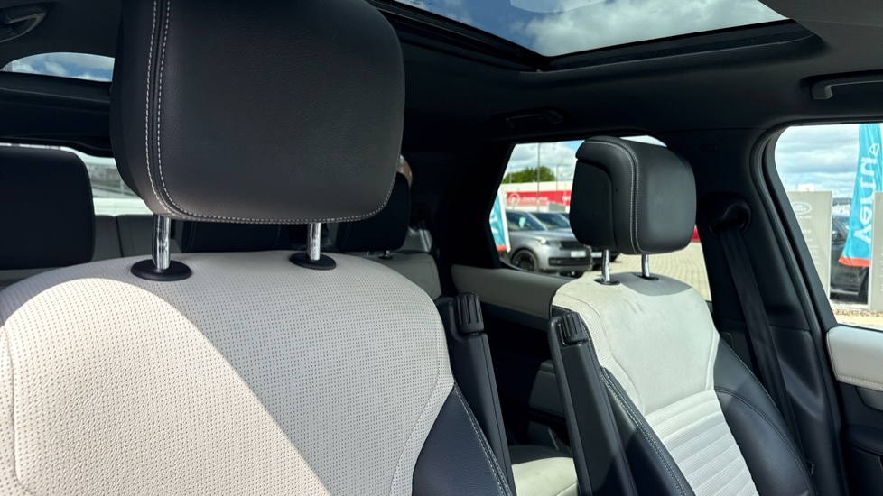 Land Rover Discovery 3.0 D300 R-Dynamic SE 5dr Auto Diesel Station Wagon - Image 29