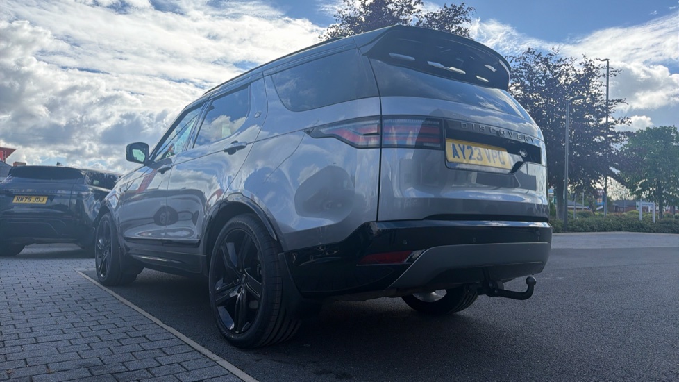 Land Rover Discovery 3.0 D300 R-Dynamic SE 5dr Auto Diesel Station Wagon - Image 31
