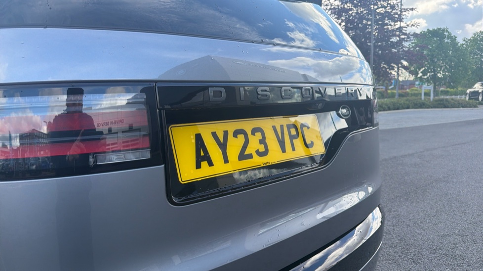 Land Rover Discovery 3.0 D300 R-Dynamic SE 5dr Auto Diesel Station Wagon - Image 32