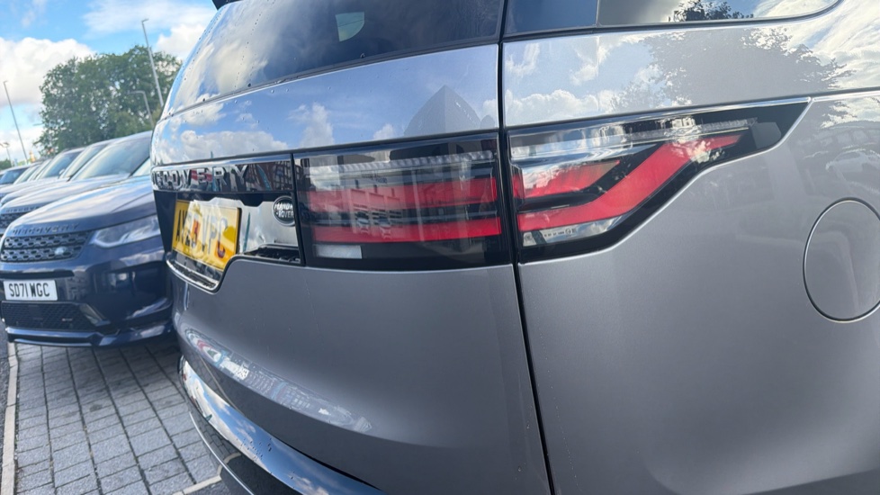 Land Rover Discovery 3.0 D300 R-Dynamic SE 5dr Auto Diesel Station Wagon - Image 35