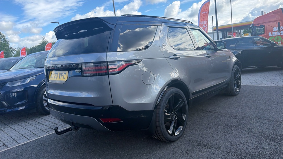 Land Rover Discovery 3.0 D300 R-Dynamic SE 5dr Auto Diesel Station Wagon - Image 36