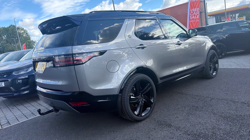 Land Rover Discovery 3.0 D300 R-Dynamic SE 5dr Auto Diesel Station Wagon - Image 37