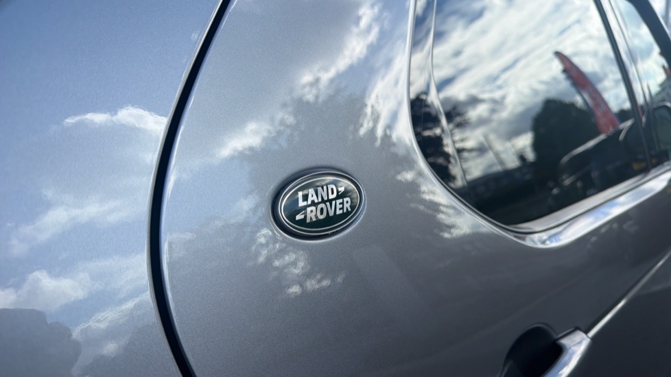 Land Rover Discovery 3.0 D300 R-Dynamic SE 5dr Auto Diesel Station Wagon - Image 39