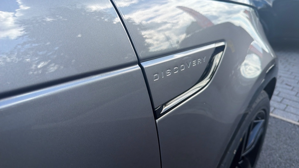 Land Rover Discovery 3.0 D300 R-Dynamic SE 5dr Auto Diesel Station Wagon - Image 40