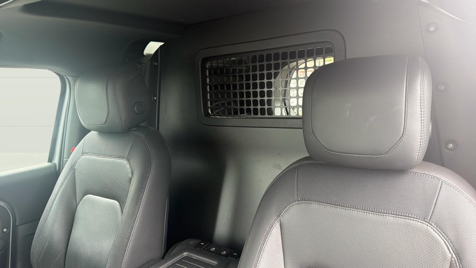 Land Rover Defender 90 Diesel 3.0 D300 Hard Top X-Dynamic HSE Auto [3 Seat] - Image 4