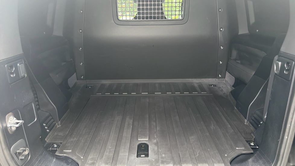 Land Rover Defender 90 Diesel 3.0 D300 Hard Top X-Dynamic HSE Auto [3 Seat] - Image 10