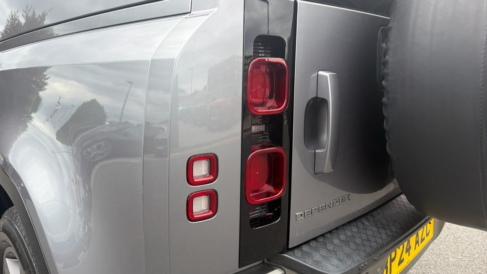 Land Rover Defender 90 Diesel 3.0 D300 Hard Top X-Dynamic HSE Auto [3 Seat] - Image 19