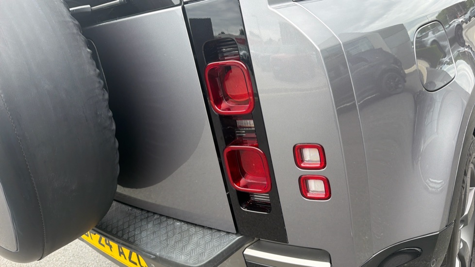 Land Rover Defender 90 Diesel 3.0 D300 Hard Top X-Dynamic HSE Auto [3 Seat] - Image 30