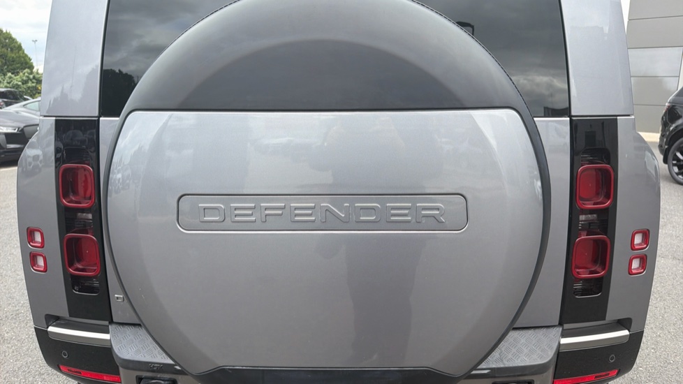 Land Rover Defender 90 Diesel 3.0 D300 Hard Top X-Dynamic HSE Auto [3 Seat] - Image 32
