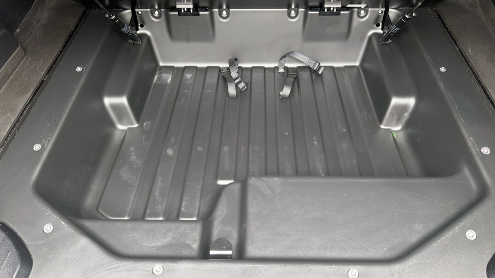 Land Rover Defender 90 Diesel 3.0 D300 Hard Top X-Dynamic HSE Auto [3 Seat] - Image 45
