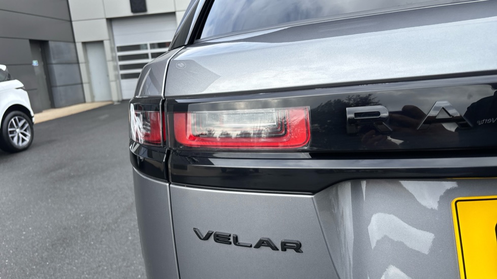 Land Rover Range Rover Velar 2.0 D200 R-Dynamic SE 5dr Auto Diesel Estate - Image 19