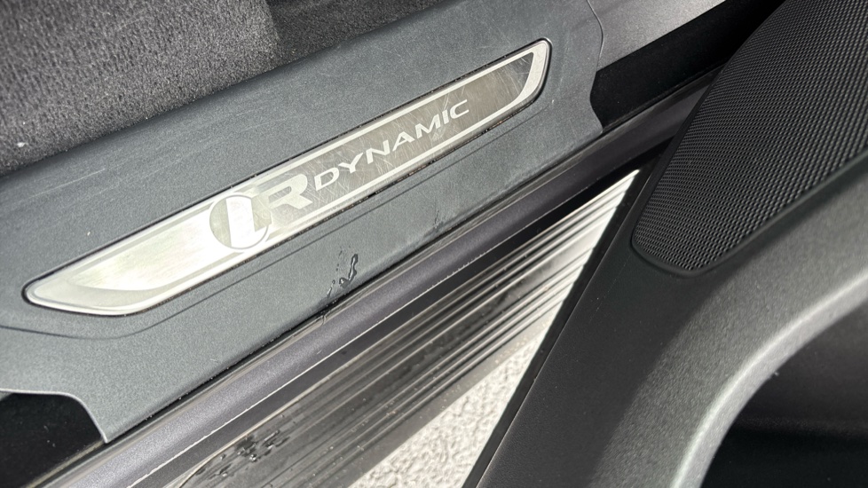 Land Rover Range Rover Velar 2.0 D200 R-Dynamic SE 5dr Auto Diesel Estate - Image 29