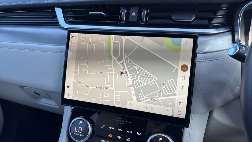 Jaguar F-Pace 2.0 D200 R-Dynamic SE Black 5dr Auto AWD Diesel Estate - Image 11