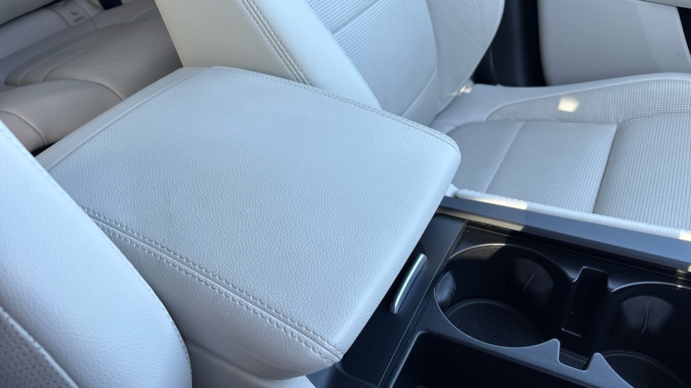Jaguar F-Pace 2.0 D200 R-Dynamic SE Black 5dr Auto AWD Diesel Estate - Image 28